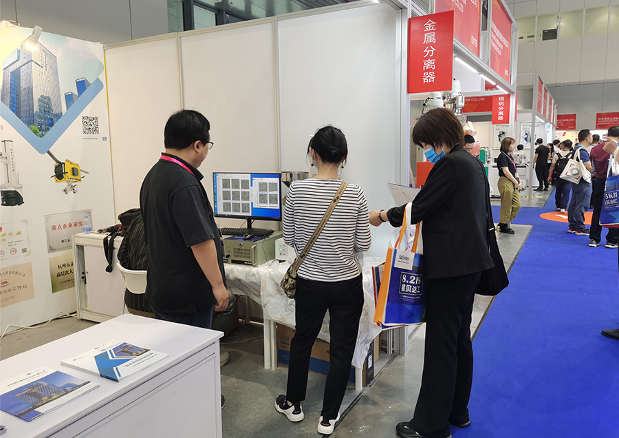 观展客户详细了解公海彩船6600颗粒杂质分析仪